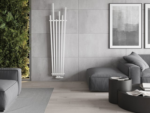 Witte decoratieve radiator in de kamer