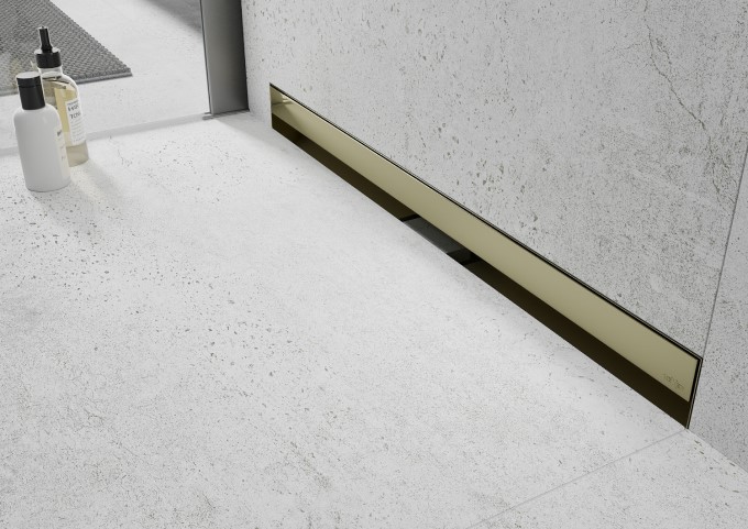 Gouden douchegoot in een betonnen badkamer