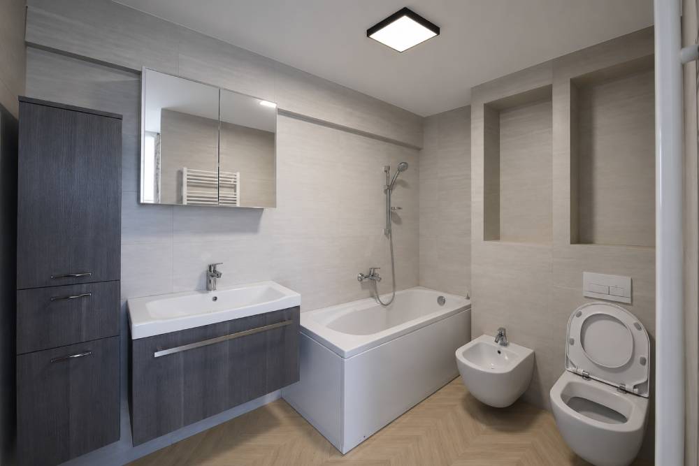 Vierkante LED plafondlamp in de badkamer