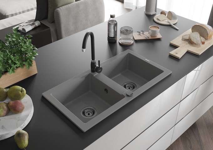 Keukenkranen onder het raam zwart