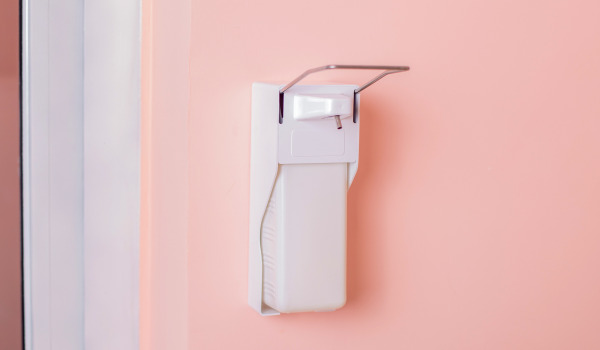 Hoe hang je een zeepdispenser op?