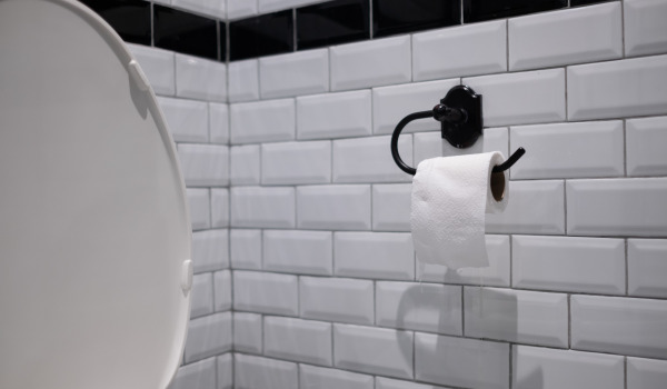 Op welke hoogte moet je een toiletpapierhouder installeren?