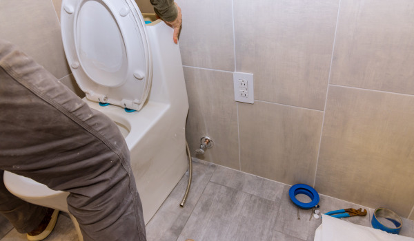 Op welke hoogte moet je een inbouwreservoir voor het toilet monteren?