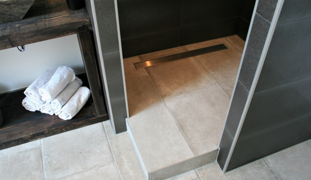 De voordelen en nadelen van een douche zonder douchebak - oftewel de lineaire afvoer