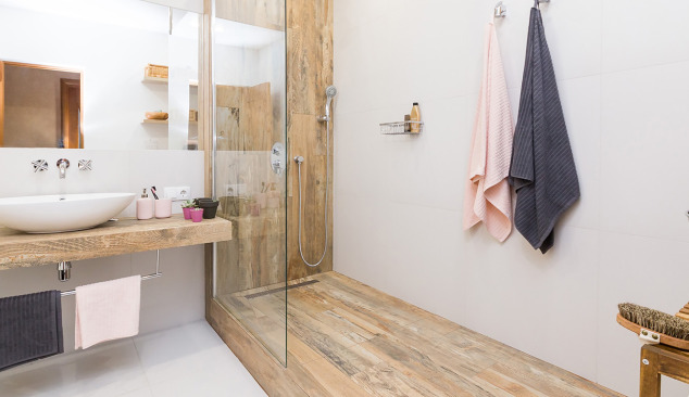 Moderne badkamer met zwarte kraan