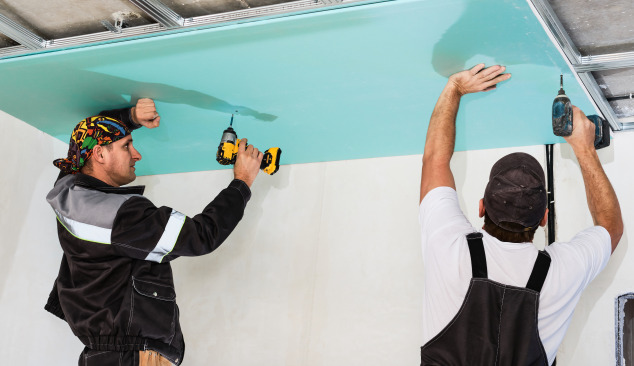 Voordelen en nadelen van een verlaagd plafond in de badkamer