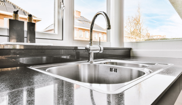 Kan je de gootsteen onder een raam plaatsen?