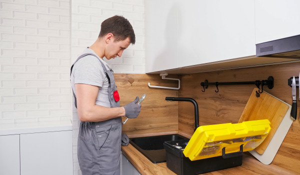 Installatie van een granieten gootsteen