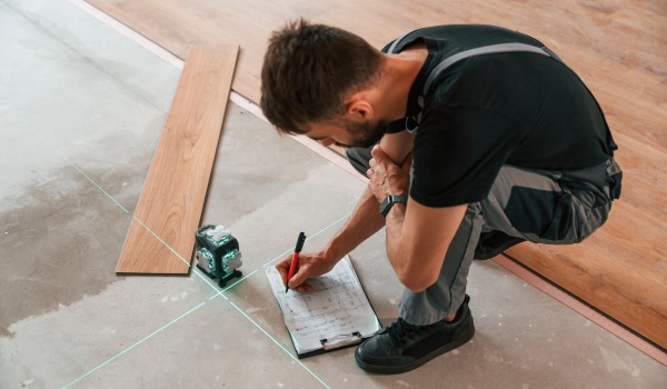 Hoe bereid je de vloer voor op laminaat?