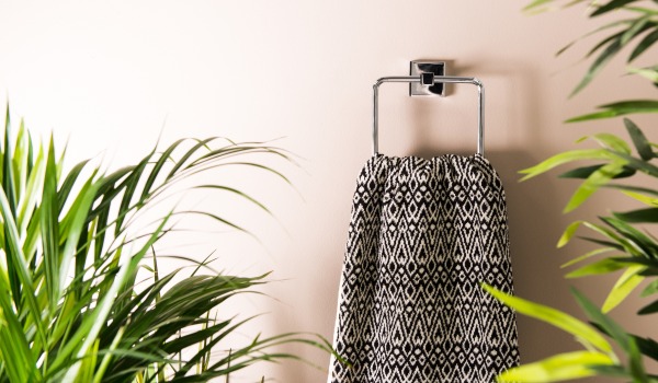 Welke manier om badkameraccessoires te monteren te kiezen - handdoekhouder zonder boren en met boren