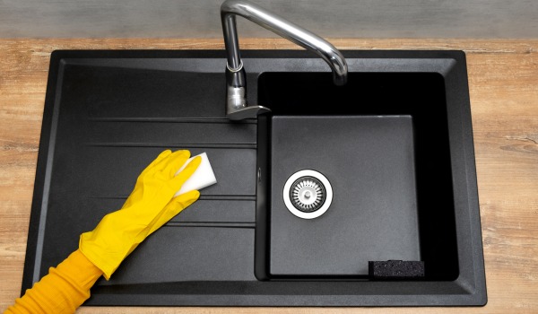 Hoe en waarmee reinig je een granieten keukenspoelbak?