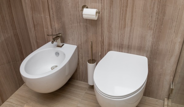 Waarvoor dient een bidet en waarom is het de moeite waard om er een in de badkamer te hebben?