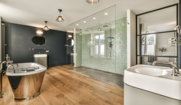 Het combineren van panelen met tegels - veelgemaakte fouten, goede praktijken en ideeën voor stijlvolle overgangen