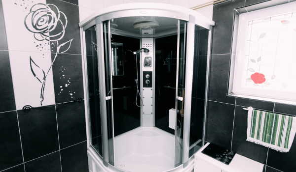 Hoe maak je een sifon in een douchebak schoon?