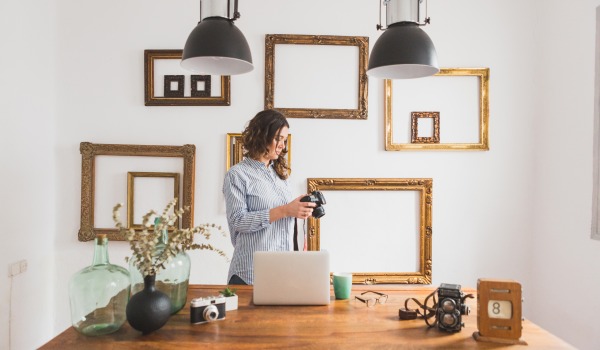 Moderne muren in de woonkamer — ideeën voor afwerking en decoratie