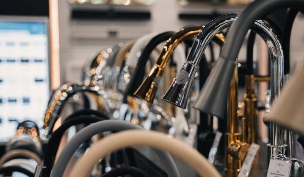 We openen een nieuwe showroom in Katowice — bekijk de badkamerinrichting live!