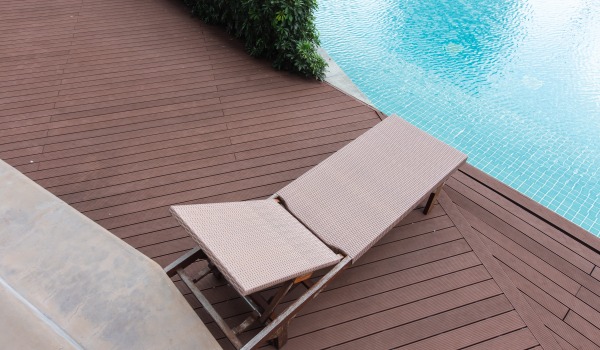 Waarmee de composietplank wassen? Complete handleiding voor onderhoud en reiniging