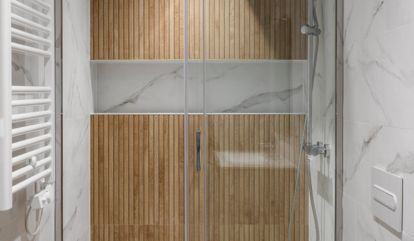 Inbouwdouchesysteem in een kleine badkamer