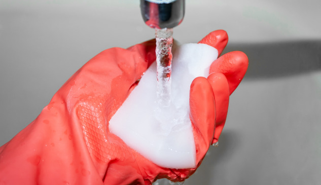 Hoe maak je een sleufafvoer schoon?