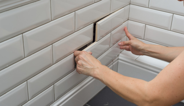 Hoe monteer je een muurgemonteerde douchegoot?