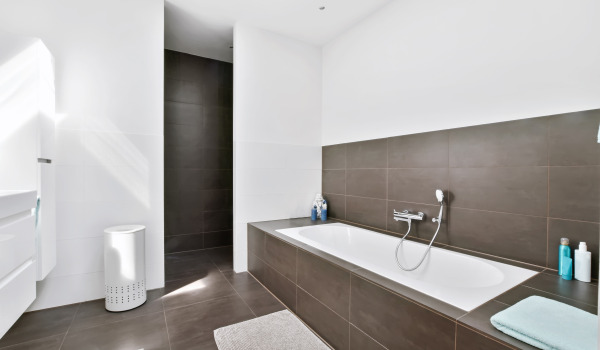 Rechthoekig bad in een kleine badkamer