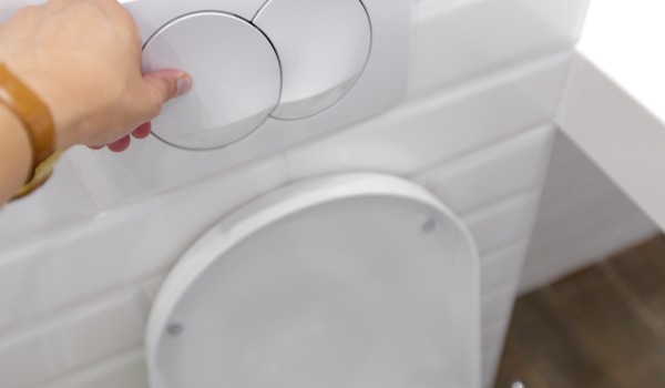 Stort water uit een ingebouwde stortbak - tijd om het te repareren