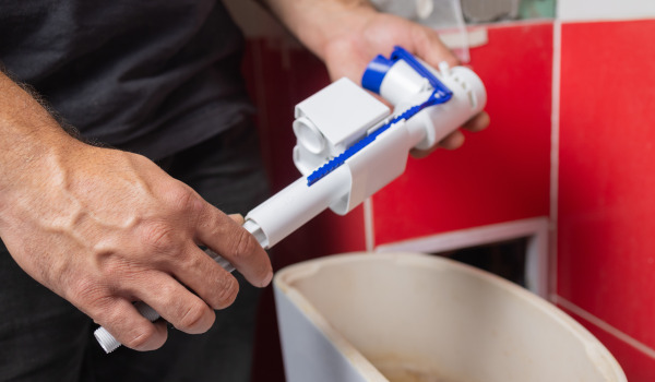 Hoe een toiletspoeling ontkalken?