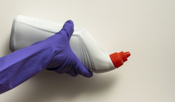 Hoe maak je een lineaire wandafvoer schoon?