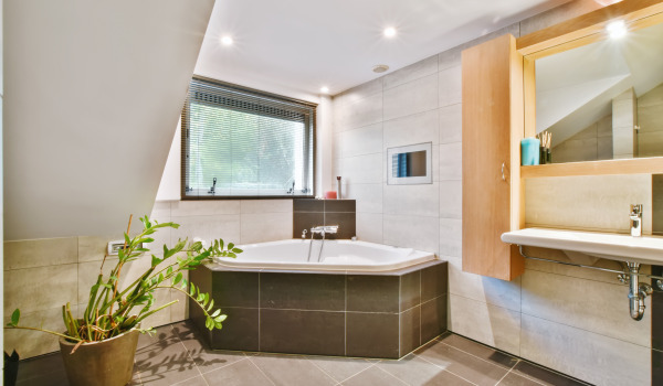 Stijlvolle badkamer met een hoekbad