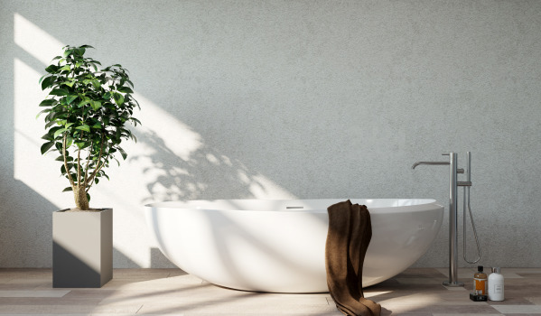 Bad met scherm in een kleine badkamer