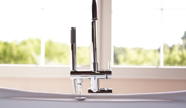 Moderne badkamers met bad-douchekranen