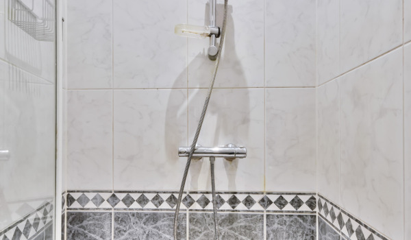 Hoe een rechthoekige douchebak aan te passen?