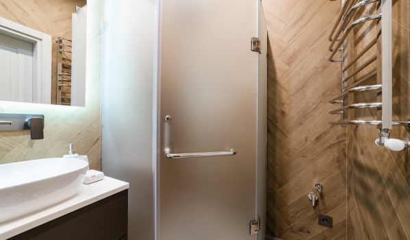 Vierkante douchebak in een kleine badkamer