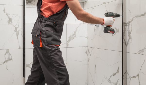 Hoe de deuren van een douchecabine afstellen?