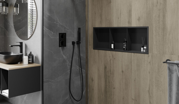 Industriële badkamer met ingebouwde plank in de douche