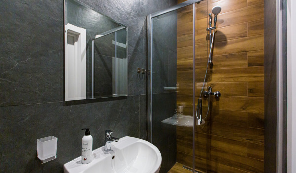 Hoe de deuren van een douchecabine te dichten?