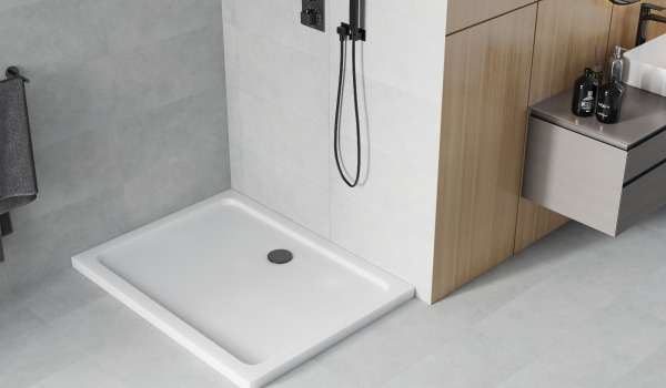 Witte douchebak met zwarte accessoires