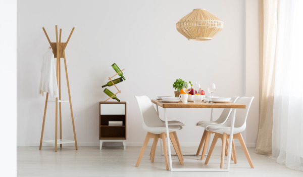 Hoe de muren in de eetkamer te beschermen? Ideeën voor het afwerken van de muur boven de tafel in de keuken