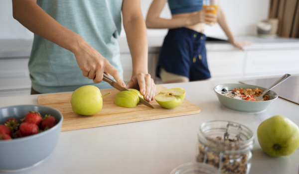 Hoe kom je van fruitvliegjes in de keuken af? 5 bewezen methoden