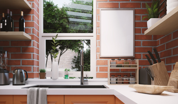 Bakstenen muur in de keuken. Welke kleur muren passen het beste bij rode bakstenen?