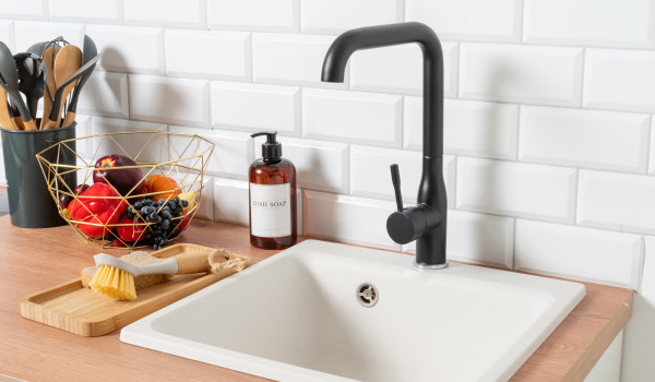 Witte gootsteen: functionaliteit en onderhoud - is het de moeite waard?