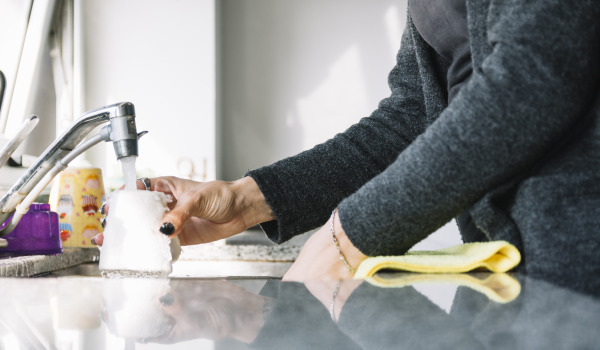 Spiegel in de keuken in plaats van tegels en spiegeltegels tussen kasten: voordelen en nadelen - is het de moeite waard?