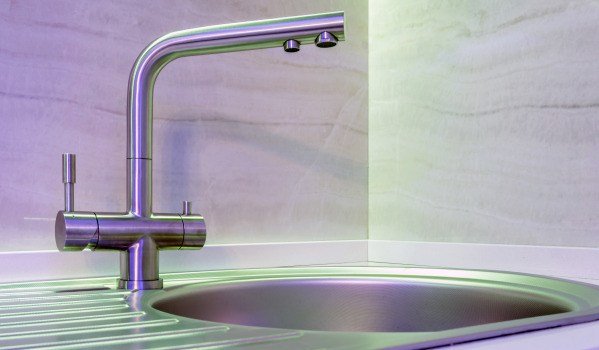 Bekrast granieten gootsteen: hoe krassen te verwijderen?