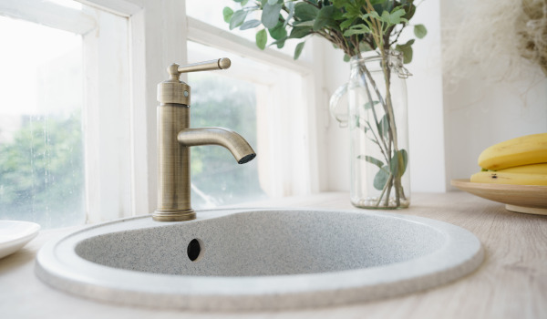 Installatie van een gootsteen, welke plaatsen je beter kunt vermijden?