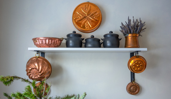 Welke decoratie op een lege muur in de keuken verbetert de uitstraling?