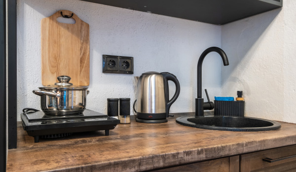 Hoe vlekken van een granieten gootsteen te verwijderen?