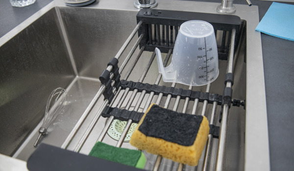 Druiprekken en organizers voor de gootsteen