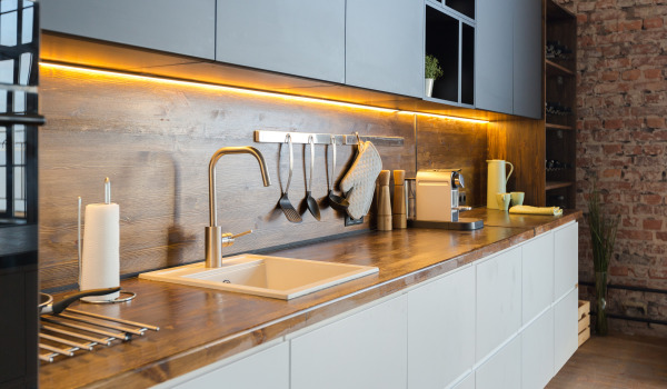 Wat tussen de kasten in de keuken - fris het goedkoop en snel op samen met ons!