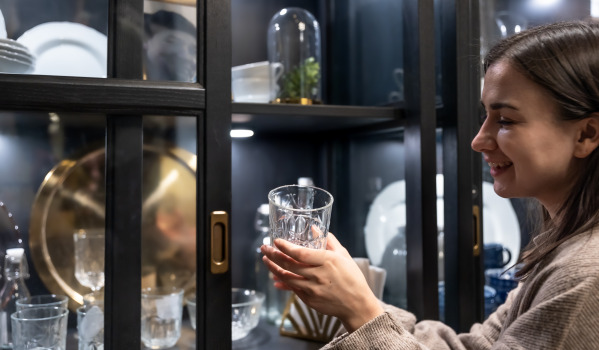 Vitrinekast - een ongewone meubel voor de keuken