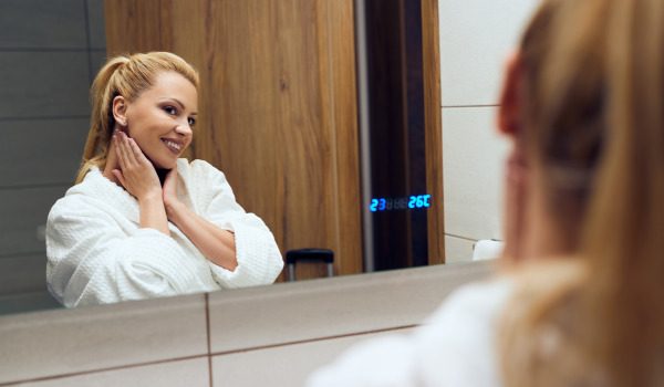 Hoe een geplakt spiegel af te werken?